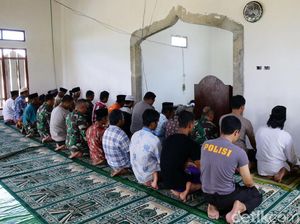 Warga Mesuji Laksanakan Salat Jumat