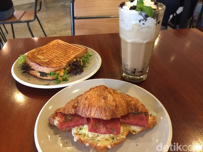 Stillwater Coffee Co Ada Croissant Keju Renyah Di Coffee Shop Homey
