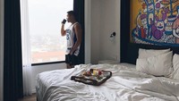 Foto ini jadi bukti, kalu Rivelino benar-benar suka breakfast in bed ketika berlibur. Foto: Instagram @rivelinowardhana