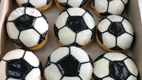 Berbentuk bundar donat ini dibentuk seperti bola. Warnanya putih dan hitam persisi seperti bola sepak. Foto: Instagram @holeinonedonutstarpon