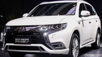 Kemunculan Mitsubishi Outlander PHEV ini menjadi bukti kehebatan pabrikan mobil asal Jepang ini dalam membuat kendaraan selama 100 tahun terakhir.