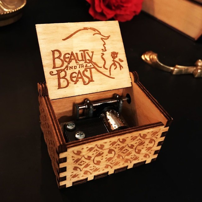 Jennifer memanfaatkan barang-barang yang ada. Seperti kado Natal dari suaminya, mawar, buku dan pajangan dari kuningan. Foto: Dok. Jennifer Treece