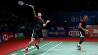 Strategi permainan yang cukup ofensif yang dilakukan Endo/Watanabe membuat Ahsan/Hendra cukup kesulitan mengejar ketertinggalan.