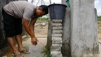 Warga mengambil wudhu sebelum melaksanakan salat Jumat.