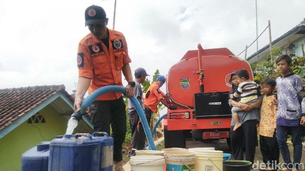 BPBD Ciamis suplai air bersih kepada warga yang wilayahnya dilandada kekeringan akibat musim kemarau.