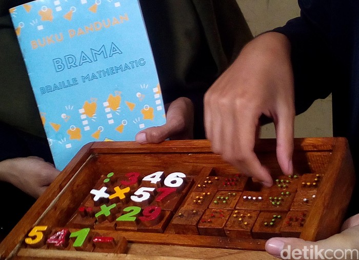 Mahasiswa UMK saat memperlihatkan hasil kreasinya membuat alat braille matematika di SD-SMP Luar Biasa di Kudus