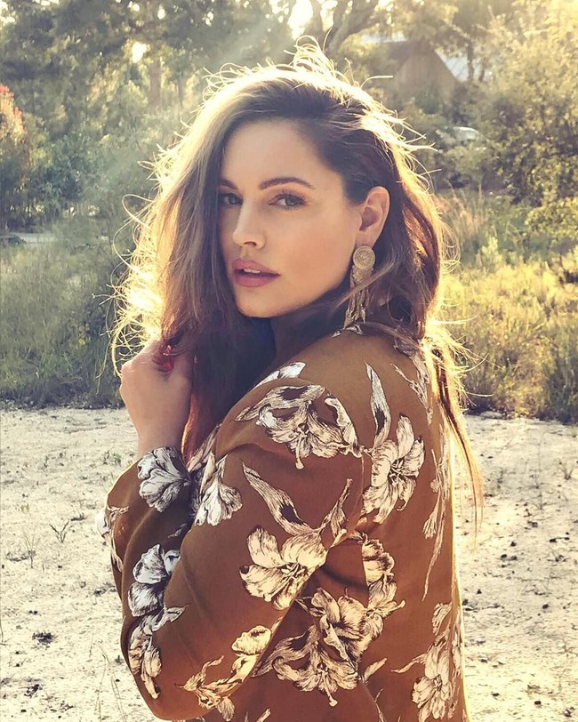 Di 2018, Kelly Brook pernah tampil di film Indonesia berjudul Santet. Dalam film horor tersebut, ia bersanding bersama aktor Marcellino Lefrandt. Foto: Instagram