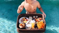 Dikabarkan sempat memiliki hubungan yang spesial dengan Lucinta Luna, ini gaya Rivelino menikmati floating breakfast di dalam kolam renang dengan segelas champagne. Foto: Instagram @rivelinowardhana