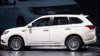 Pada mode HEV (Hybrid Electric Vehicle), saat baterai berkurang, maka mesin akan membantu baterai agar memiliki kapasitas baterai yang stabil. Sehingga baterai akan tetap menyuplai tenaga ke motor listrik yang terdapat pada roda depan dan belakang. Artinya, mesin konvensional akan berperan mirip generator.