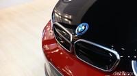 Di bagian depan, bumper inlay serta surround berbentuk U yang mengelilinginya memiliki finish berwarna hitam. Bagian samping apron depan dibatasi pada tepi bawahnya dengan aksen strip dalam BMW i Blue atau Frozen Grey yang semakin menekankan lebar mobilnya. BMW kidney grille yang tertutup juga dicat hitam mengkilap pada BMW i3s untuk memberi grille tersebut penampilan yang lebih besar dan lebih menonjol.