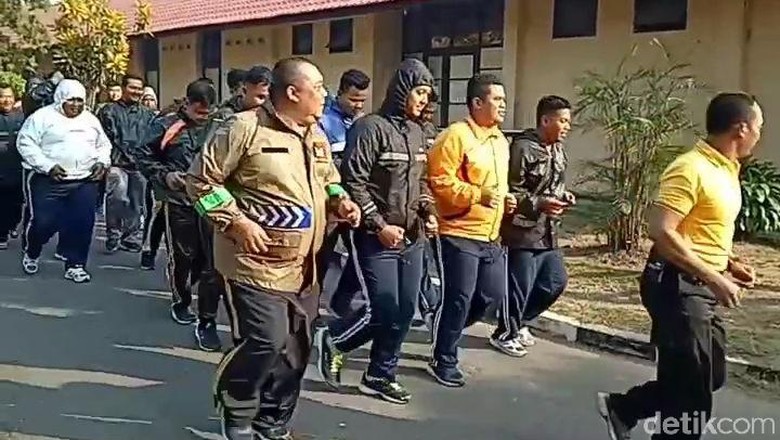 Polisi Gemuk Dilatih Turunkan Berat Badan, Ada yang Berbobot Lebih 90 Kg Polisi Gemuk Dilatih Turunkan Berat Badan, Ada yang Berbobot Lebih 90 Kg