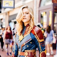 Masih dari Avengers, cosplay Captain Marvel juga tak mau kalah eksis. (Foto: Getty Images)