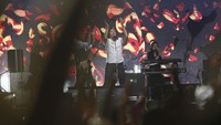 Ari Lasso memimpin panggung Dewa 19 di We The Fest 2019. Foto: Muhammad Ridho Suhandi