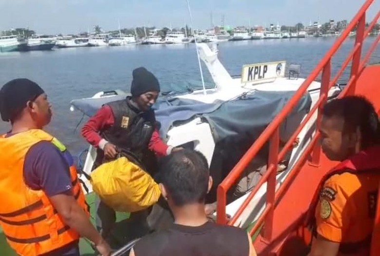 16 Penumpang Kapal yang Rusak Mesin di Perairan Makassar Dievakuasi 16 Penumpang Kapal yang Rusak Mesin di Perairan Makassar Dievakuasi