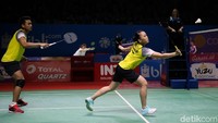Winny mengembalikan kok saat bertanding melawan ganda campuran Malaysia Chan Peng Soon/Goh Liu Ying di babak perempatfinal Indonesia Open 2019.