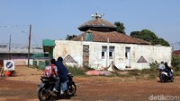 Musala yang berdiri sejak tahun 1975 ini masih berdiri kokoh.