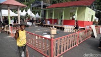 Sejumlah pekerja nampak sibuk mempersiapkan replika rumah Betawi untuk memeriahkan Lebaran Betawi 2019 yang akan digelar di Lapangan Silang Monas, Jakarta.