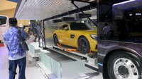 Perut bus garapan Adiputro bisa menampung mobil sport! Perut bus ini terlihat sedang memuat mobil sport Mercedes-Benz AMG GT S berwarna kuning.