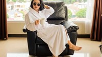 Menghabiskan liburan singkat di Bandung, Wika memilih santai di kamar hotel sambil menikmati segelas minuman. Meski cuma sehari, Wika mengaku liburannya memuaskan. Foto: instagram @wikasalim