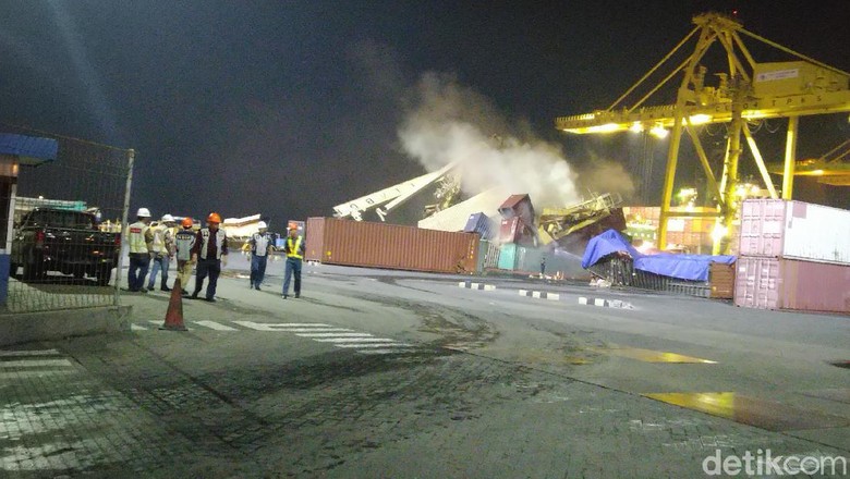Kontainer yang Tertimpa Crane di Pelabuhan Semarang Terbakar Kontainer yang Tertimpa Crane di Pelabuhan Semarang Terbakar
