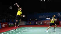 Di gim pertama pertandingan, Tontowi/Winny tertinggal lebih dulu dari wakil Malaysia. Pertandingan pun berakhir dengan skor 11-21 kemenangan untuk Chan Peng Soon/Goh Liu Ying.