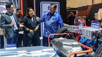 Dalam kesempatan tersebut, Menperin Airlangga turut melihat teknologi yang dipergunakan Mitsubishi Outlander PHEV yang ditampilkan di pameran otomotif tersebut.