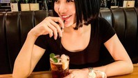 Segelas lychee tea menemani waktu santai Wika. Ia tampak menikmatinya dengan senang. Lihat saja senyumnya yang mengembang.  Foto: instagram @wikasalim