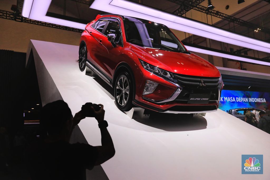 Mitsubishi memajang SUV terbarunya, yaitu Eclipse Cross dengan mesin 1.5 L Turbo MIVEC, empat silinder, 16-valve, DOHC yang mampu hasilkan 160 dk pada 5.500 rpm. Untuk harga Eclipse dibanderol dari harga Rp 478.000.000 hingga Rp 483.000.000. (CNBC Indonesia/Andrean Kristianto)
