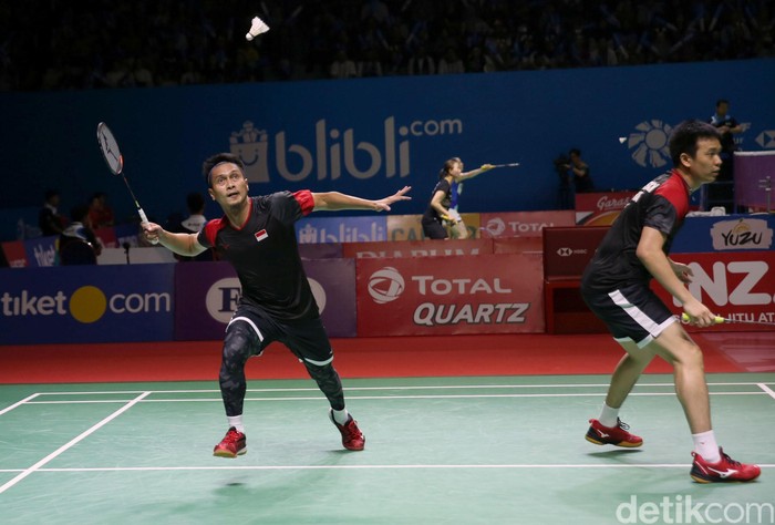 Ganda putra Indonesia Mohammad Ahsan/Hendra Setiawan membungkam wakil Jepang Hiroyuki Endo/Yuta Watanabe. The Daddies melaju ke semifinal Indonesia Open 2019.