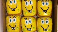 Dengan warna kuning, donat berbentuk persegi ini didesain hingga menyerupai karakter kartun spongebob. Foto: Instagram @holeinonedonutstarpon