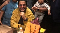 Aktris senior kelahiran tahun 1973 itu dekat dengan istri pertama Malik. Lihat saja kehangatan yang ada dalam foto santap malam bersama ini. Foto: Instagram cutkeke_xavier