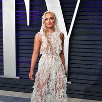 Eksis di Vanity Fair Oscar After-party 2019, ia memilih gaun transparan yang seksi. (Foto: Getty Images)