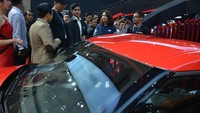 Kaesang melihat mobil-mobil futuristic Toyota. Pool/Toyota.