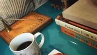 Selain jus dan minuman segar berbahan buah lainnya, Iulia Vantur juga penyuka kopi. Croissant berukuran gendut jadi pelengkap kopinya. Foto: Instagram vanturiulia