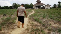 Warga mendatangi Masjid Daarusallam untuk melaksanakan salat Jumat.