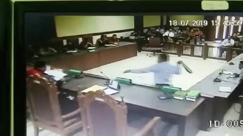 Khilaf Pengacara TW Sabet Ikat Pinggang Saat Hakim Bersidang Khilaf Pengacara TW Sabet Ikat Pinggang Saat Hakim Bersidang