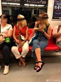 Netizen China Marah karena Bule Tak Didenda Meski Makan di Kereta