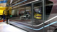 Bus Jetbus 3+ SDD ini perutnya berukuran tinggi 1,6 meter jadi hanya muat untuk mobil sport, mobil sekelas Avanza sepertinya bakal sulit masuk bus. Hanya mobil-mobil mungil dengan ukuran tertentu yang cukup diparkir rapi di dalam perut bus tersebut.