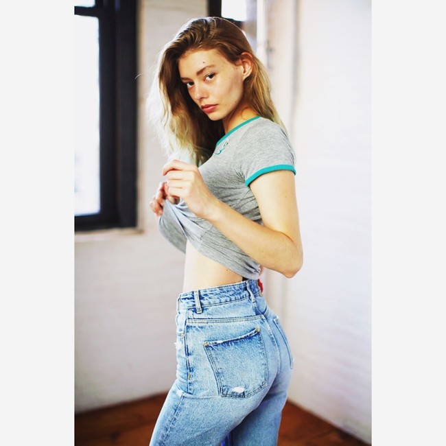 Model asal Amerika ini pun kembali jadi kontroversi saat berusia 19 tahun. Ia dikritik terlalu kurus saat menjadi model untuk Posh Spice karena pinggulnya hanya 23 inchi atau 58 cm. Membuat Ondria punya badan yang lebih kurus dibanding model size 0. Foto: Instagram