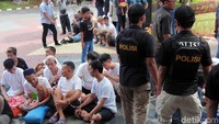 Ratusan tersangka itu menanti diserahkan ke Kejaksaan Tinggi DKI.