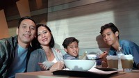 Tak hanya kulineran berdua, Pongki juga kerap mengajak kedua anaknya saat makan. Pria 41 tahun ini selalu tampil santai saat menikmati aneka makanan. Foto: instagram @pongki_barata