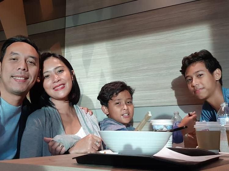 Tampil Awet Muda Saat Konser Reuni, Ini Serunya Pongki Jikustik Saat Kulineran