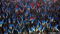 Penonton meneriakan yel-yel dukungan.