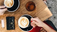 Kopi termasuk minuman favorit Elwi dan Rius. Mereka memilih kopi hangat berhias latte art saat ngopi di Singapura. Foto: Instagram elwianamonica