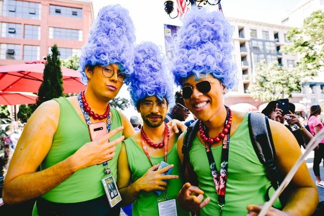 Para pria menjelma sebagai Marge Simpson lengkap dengan rambut tingginya yang khas. (Foto: Getty Images)