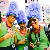 Para pria menjelma sebagai Marge Simpson lengkap dengan rambut tingginya yang khas. (Foto: Getty Images)