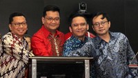 Chief Marketing Officer PT Principal Mauldy Rauf Makmur, Chief Excecutive Officer Agung Budiono, Chief Official Officer Rudi Hermanto Sagala, Chief Financial Officer Priyanto Soedarsono bertumpu tangan saat peluncuran Reksa Dana yang diselenggarakan di MainHall, Bursa Efek Indonesia, Jakarta, Jumat, (19/07/2019).