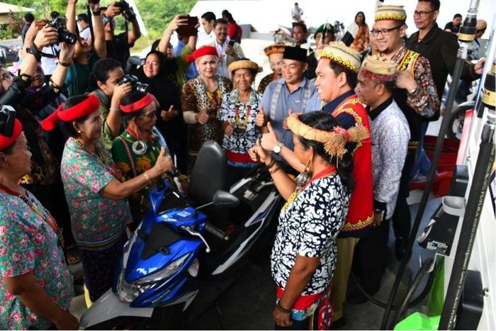 Masyarakat Long Bagun menyambut suka cita kehadiran SPBU Kompak 66.757007 (Foto: dok. BPH Migas) Masyarakat Long Bagun menyambut suka cita kehadiran SPBU Kompak 66.757007 (Foto: dok. BPH Migas)