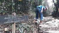 Menyusuri jalan tersebut, pengunjung akan mendapati anak tangga yang menjulang ke atas di kanan jalan. Di samping anak tangga itu terdapat pula papan bertuliskan Pertapaan Petilasan Sultan Agung. (Pradito Rida Pertana/detikcom)
