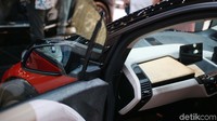 New BMW i3s juga gabungkan sejumlah elemen desain yang menonjolkan karakternya yang luar biasa dinamis. Baik apron depan maupun yang belakang menonjol karena kontur khusus di model ini dan berbentuk kuat.